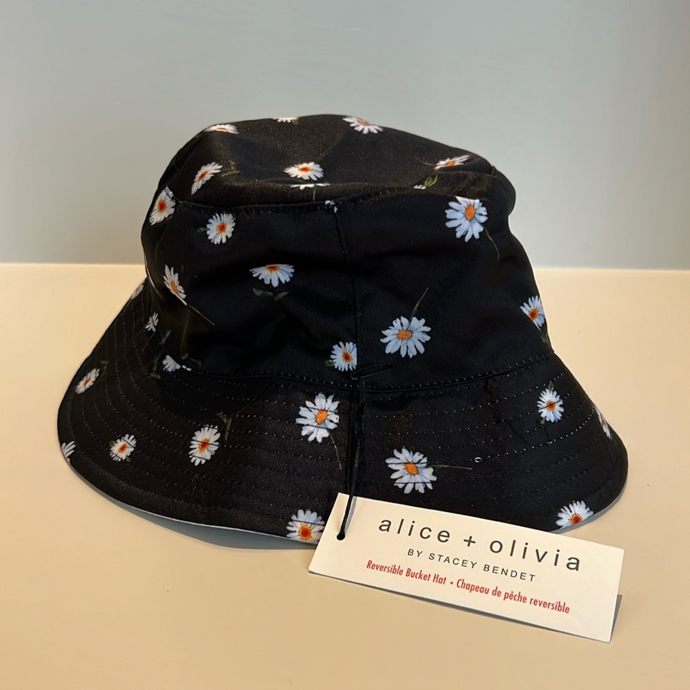 NWT Alice & Olivia Reversable Bucket Hat.